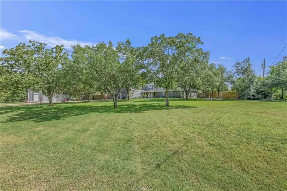 5 Bed 3 Bath Traditional Suburban Family Home in College Station, TX