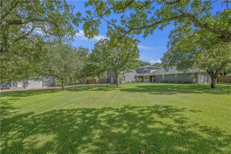 5 Bed 3 Bath Traditional Suburban Family Home in College Station, TX - 2