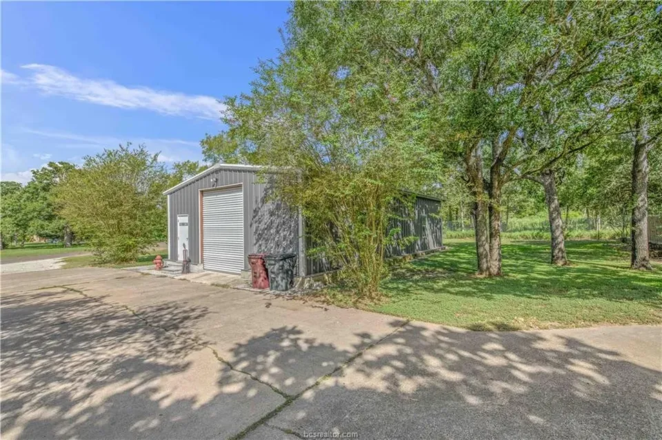 5 Bed 3 Bath Traditional Suburban Family Home in College Station, TX - 3
