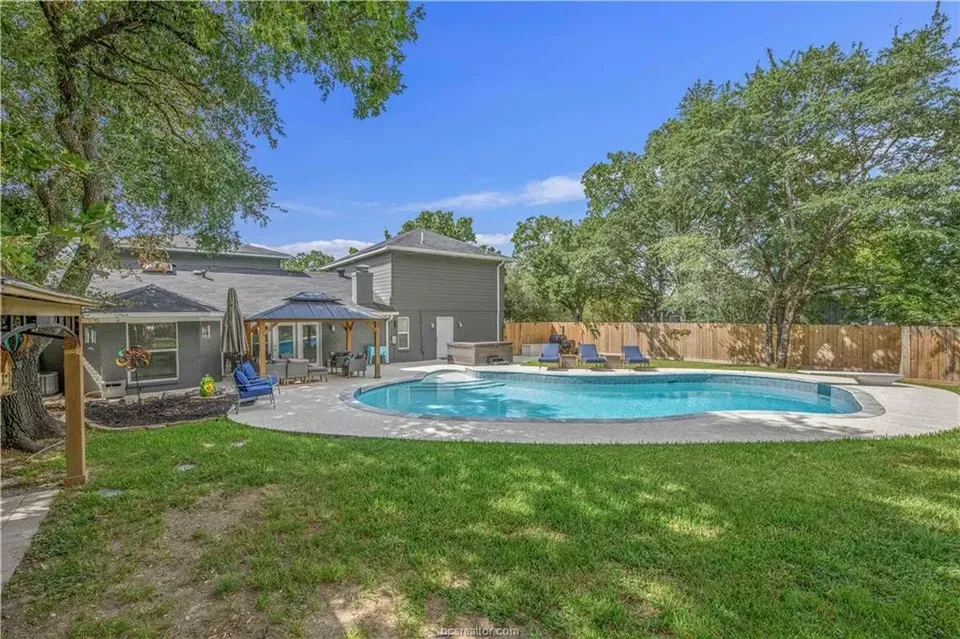 5 Bed 3 Bath Traditional Suburban Family Home in College Station, TX - 4
