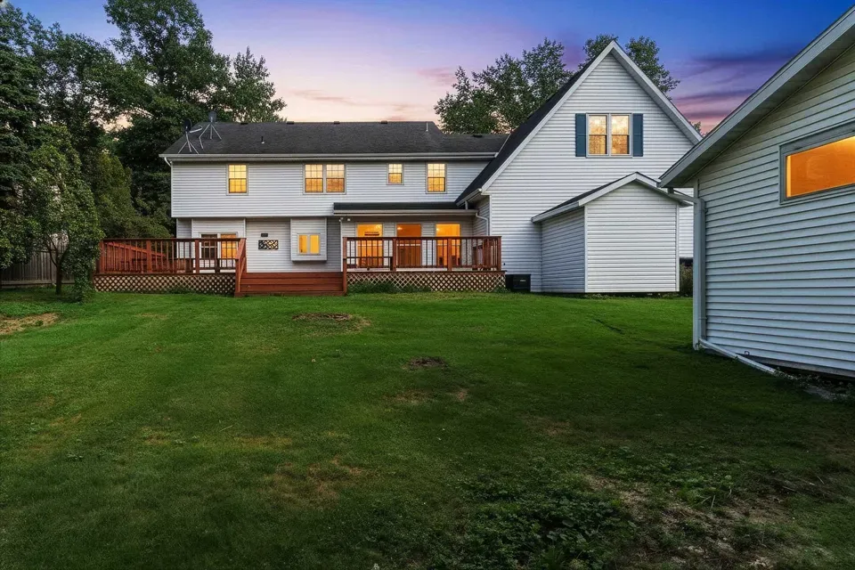 5 Bed 3 Bath Traditional Suburban Family Home in Green Bay, WI - 2