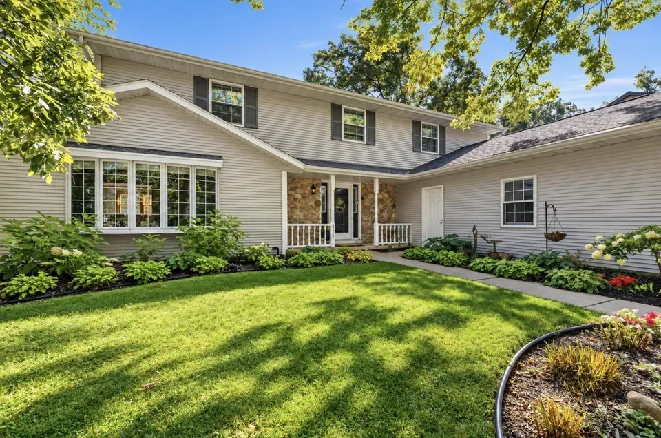 5 Bed 3 Bath Traditional Suburban Family Home in Green Bay, WI - 1