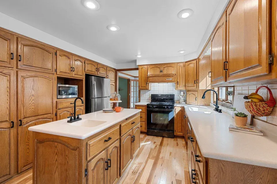 5 Bed 3 Bath Traditional Suburban Family Home in Green Bay, WI - 3