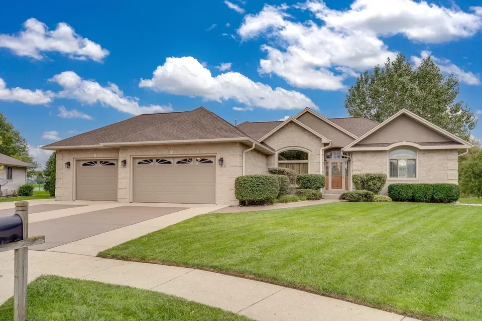5 Bed 3 Bath Traditional Suburban Family Home in Kenosha, WI - 1