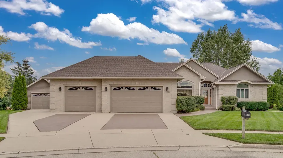 5 Bed 3 Bath Traditional Suburban Family Home in Kenosha, WI - 2