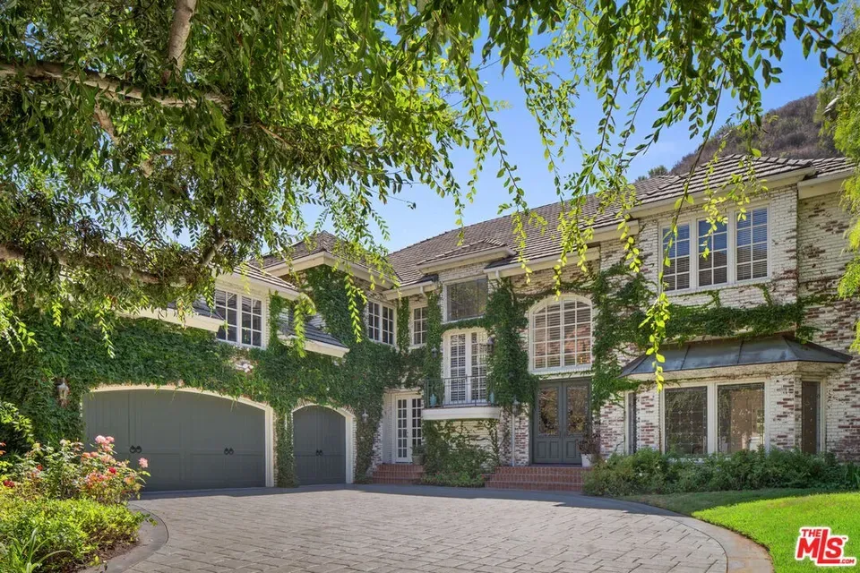 5 Bed 3 Bath Traditional Suburban Family Home in Los Angeles, CA - 1