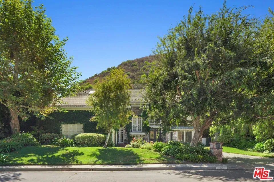 5 Bed 3 Bath Traditional Suburban Family Home in Los Angeles, CA - 2