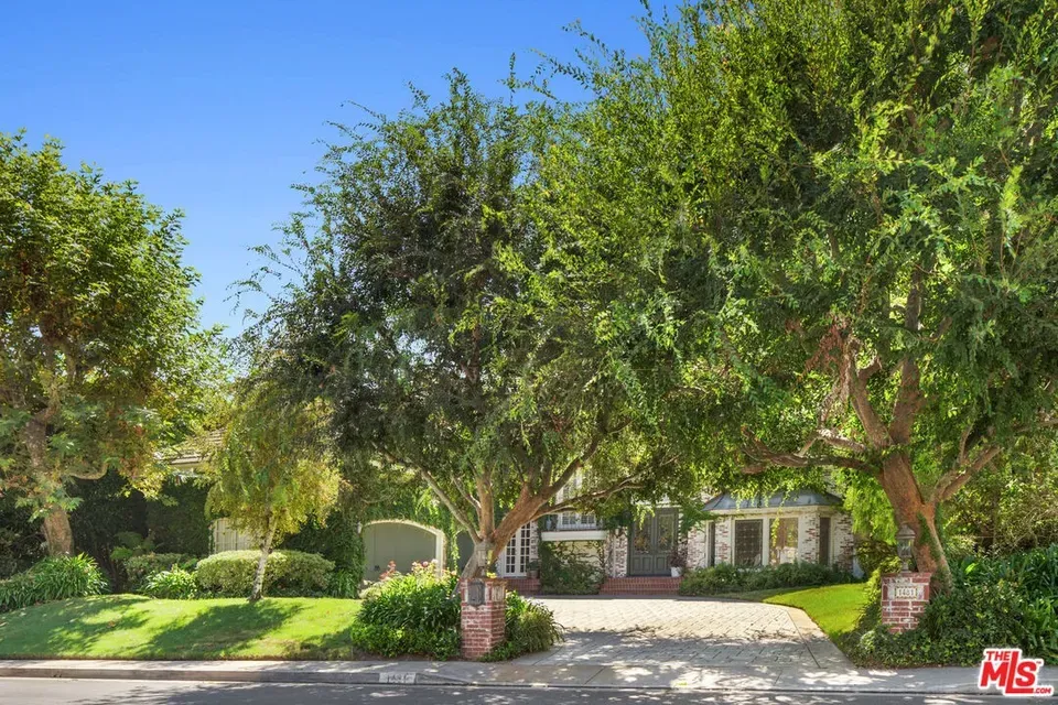 5 Bed 3 Bath Traditional Suburban Family Home in Los Angeles, CA - 3