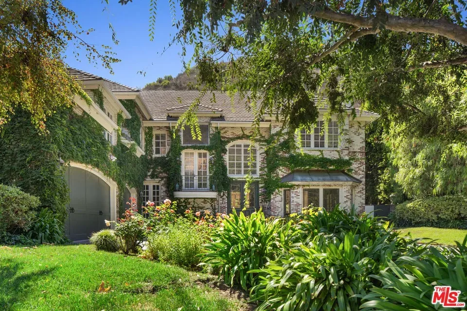 5 Bed 3 Bath Traditional Suburban Family Home in Los Angeles, CA - 4