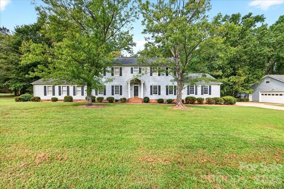 5 Bed 3 Bath Transitional Coastal in Charlotte, NC
