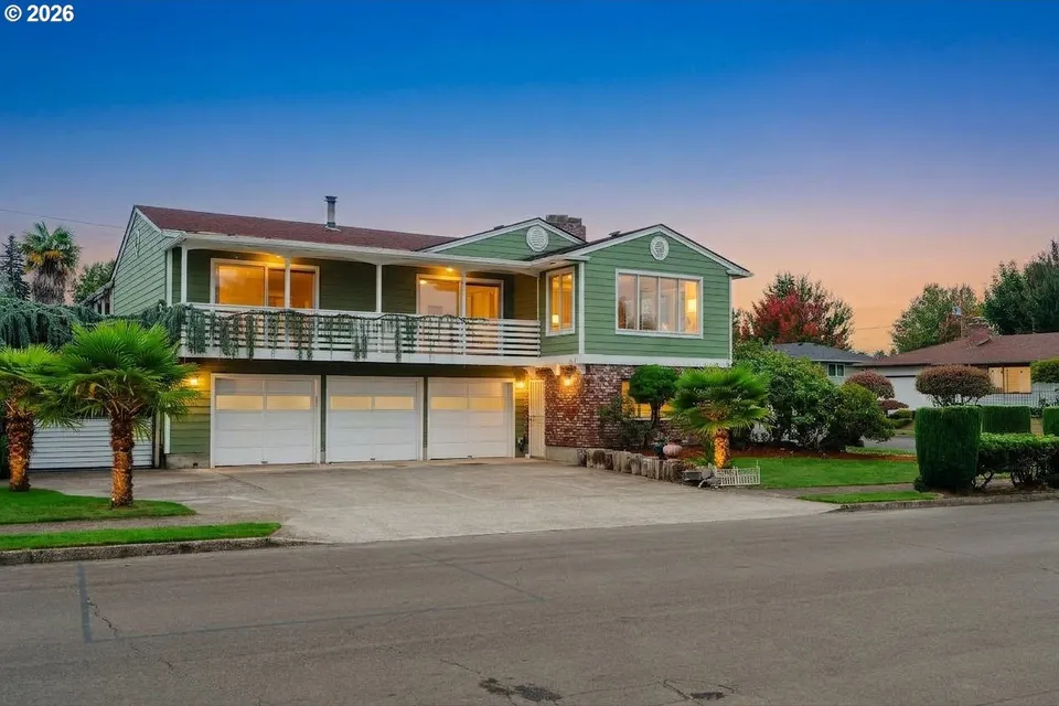 5 Bed 3 Bath Transitional Coastal in Portland, OR