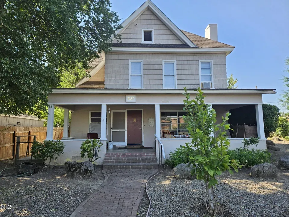 5 Bed 4 Bath Classic Historic Era Home in Medford, OR