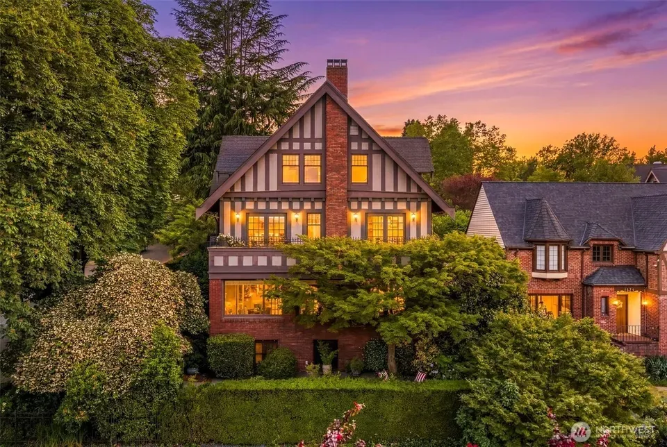 5 Bed 4 Bath Classic Historic Era Home in Seattle, WA