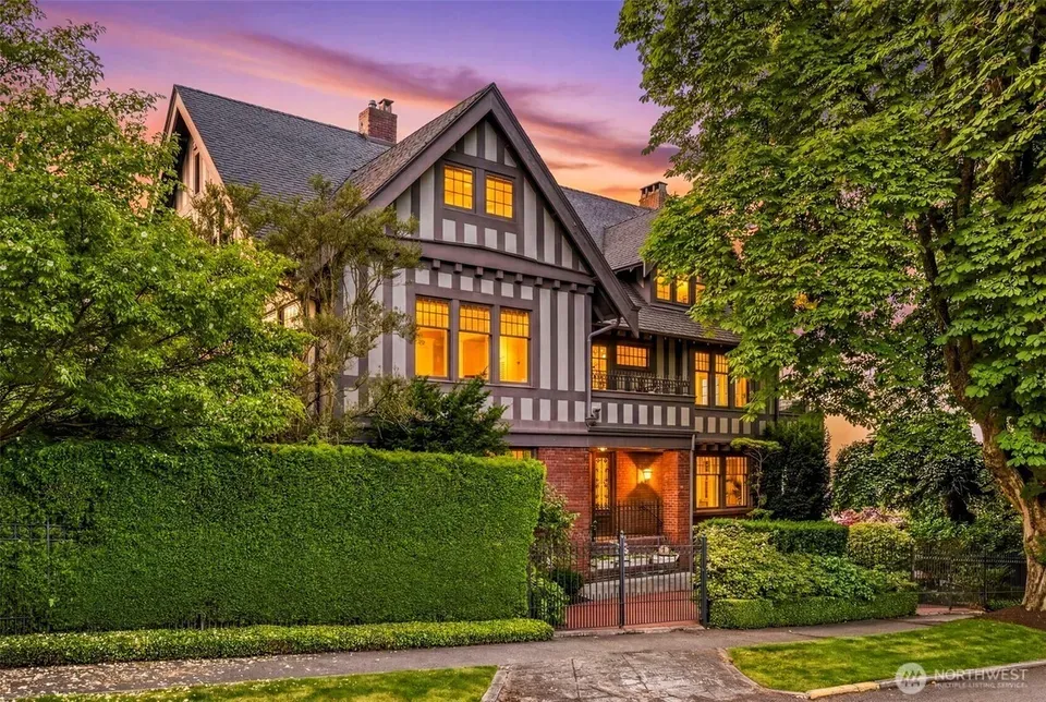 5 Bed 4 Bath Classic Historic Era Home in Seattle, WA - 2