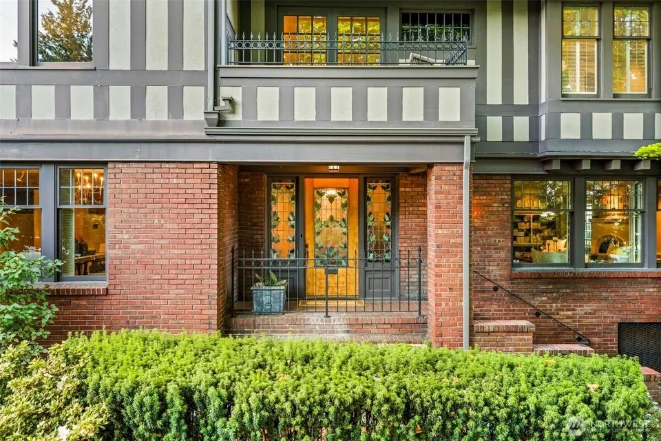 5 Bed 4 Bath Classic Historic Era Home in Seattle, WA - 3