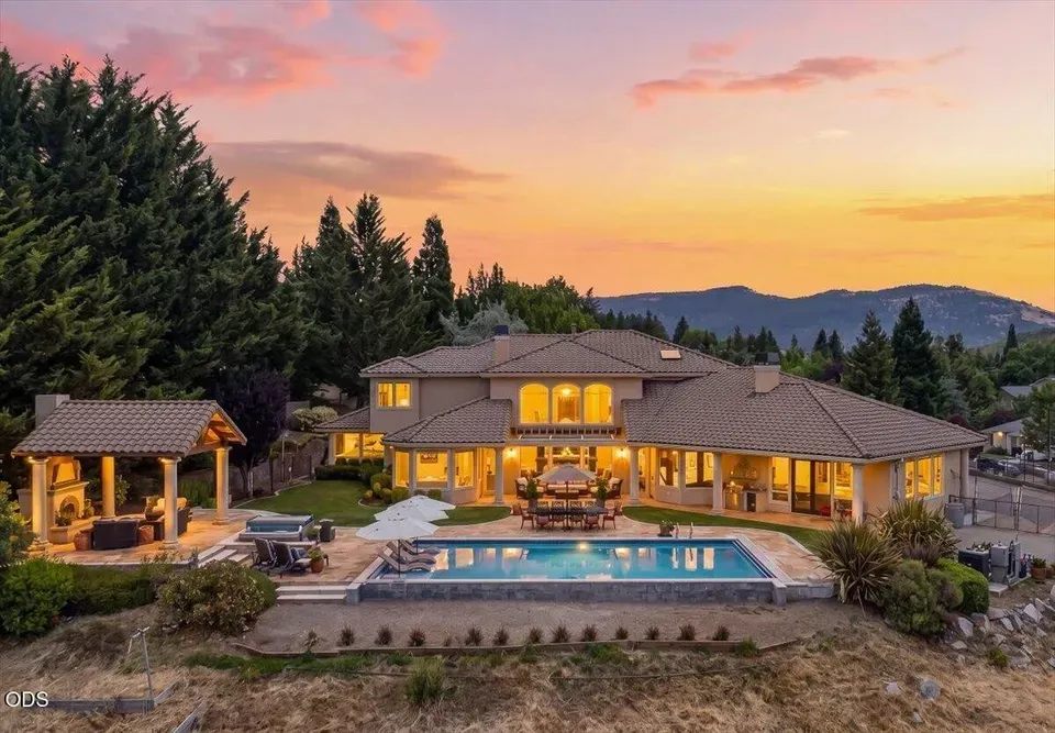 5 Bed 4 Bath Established Contemporary Home in Medford, OR - 1
