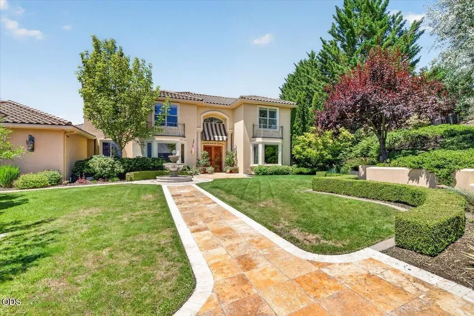 5 Bed 4 Bath Established Contemporary Home in Medford, OR - 2