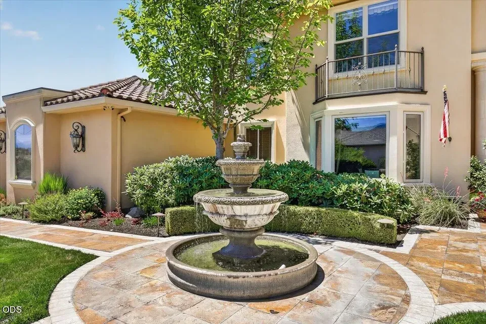 5 Bed 4 Bath Established Contemporary Home in Medford, OR - 3