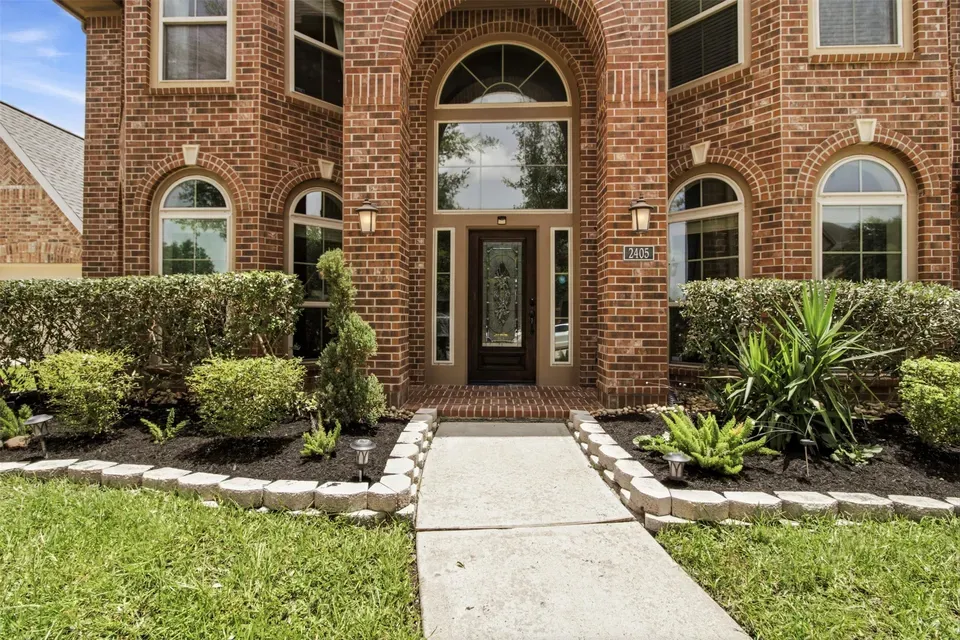 5 Bed 4 Bath Established Contemporary Home in Pearland, TX