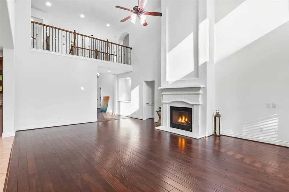 5 Bed 4 Bath Established Contemporary Home in Pearland, TX - 4