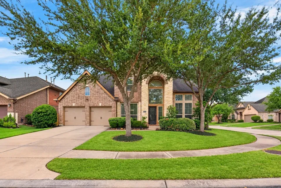 5 Bed 4 Bath Established Contemporary Home in Pearland, TX