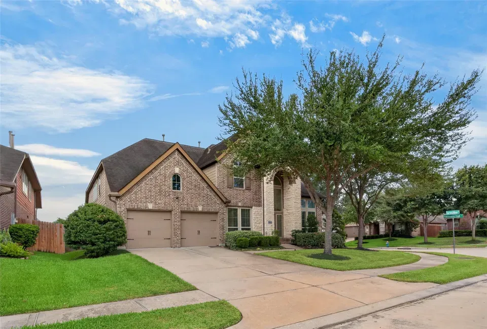 5 Bed 4 Bath Established Contemporary Home in Pearland, TX - 2