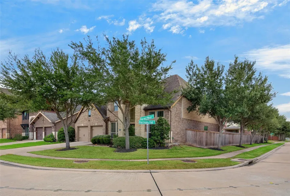 5 Bed 4 Bath Established Contemporary Home in Pearland, TX - 3