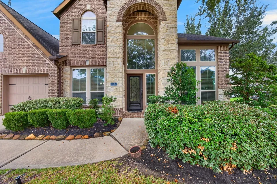 5 Bed 4 Bath Established Contemporary Home in Pearland, TX - 4