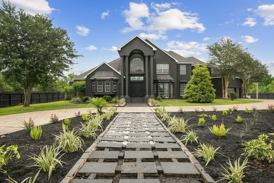 5 Bed 4 Bath Established Contemporary Home in Pearland, TX - 2