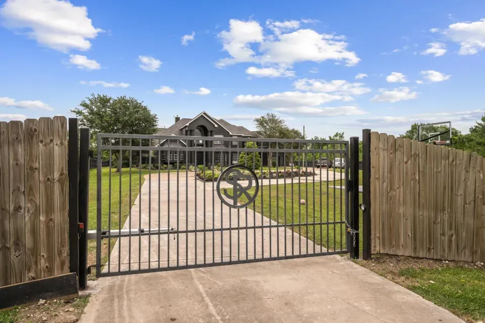 5 Bed 4 Bath Established Contemporary Home in Pearland, TX - 3