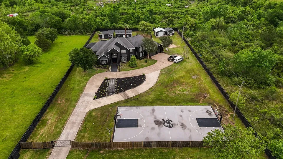 5 Bed 4 Bath Established Contemporary Home in Pearland, TX - 4