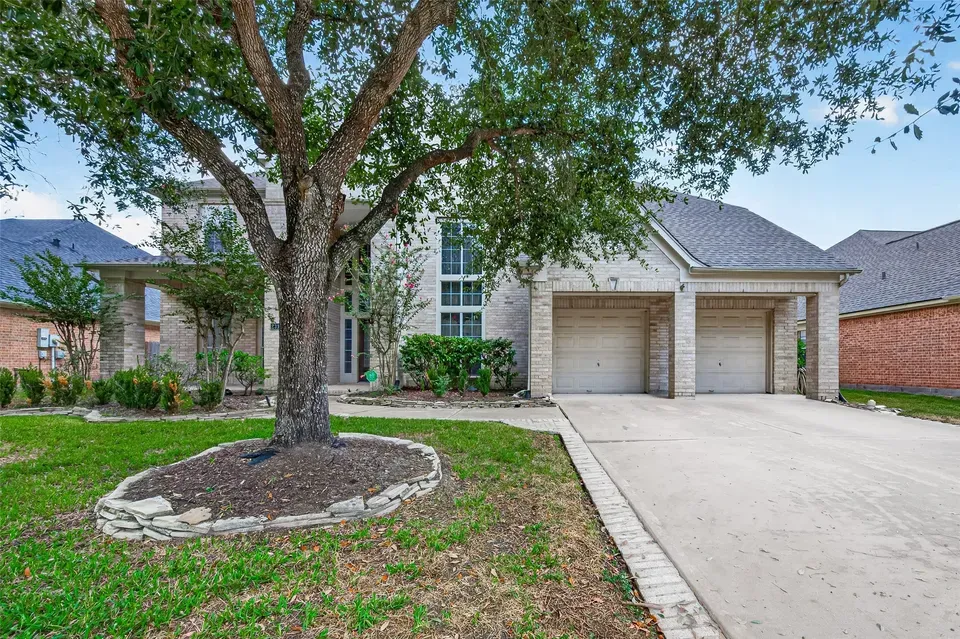 5 Bed 4 Bath Established Contemporary Home in Pearland, TX