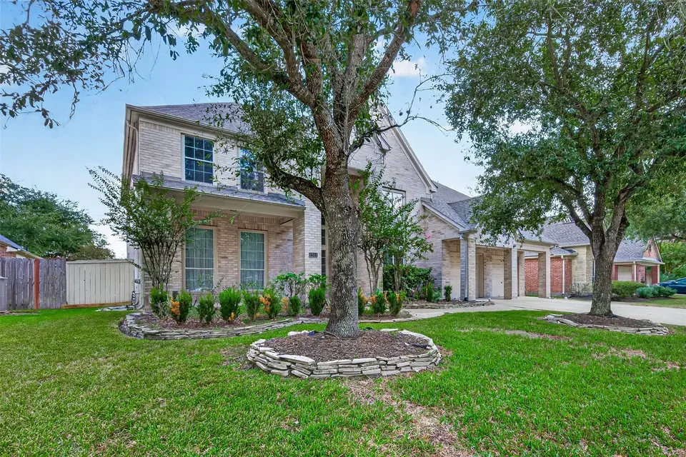 5 Bed 4 Bath Established Contemporary Home in Pearland, TX - 2