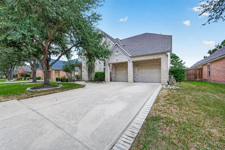 5 Bed 4 Bath Established Contemporary Home in Pearland, TX - 3