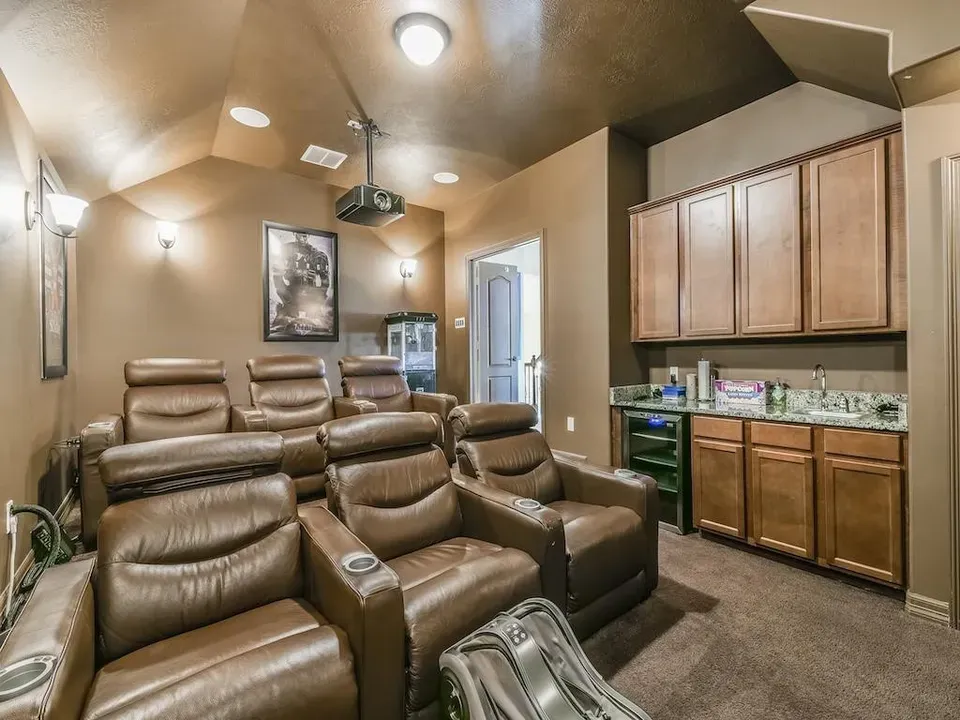 5 Bed 4 Bath Established Contemporary Home in Pearland, TX - 2