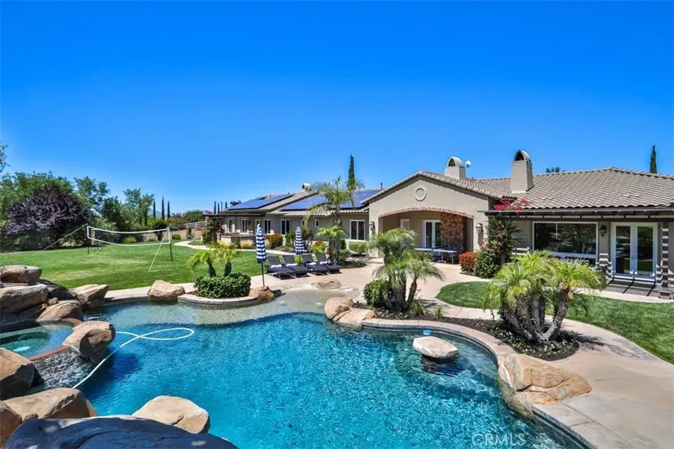 5 Bed 4 Bath Established Contemporary Home in Temecula, CA - 2