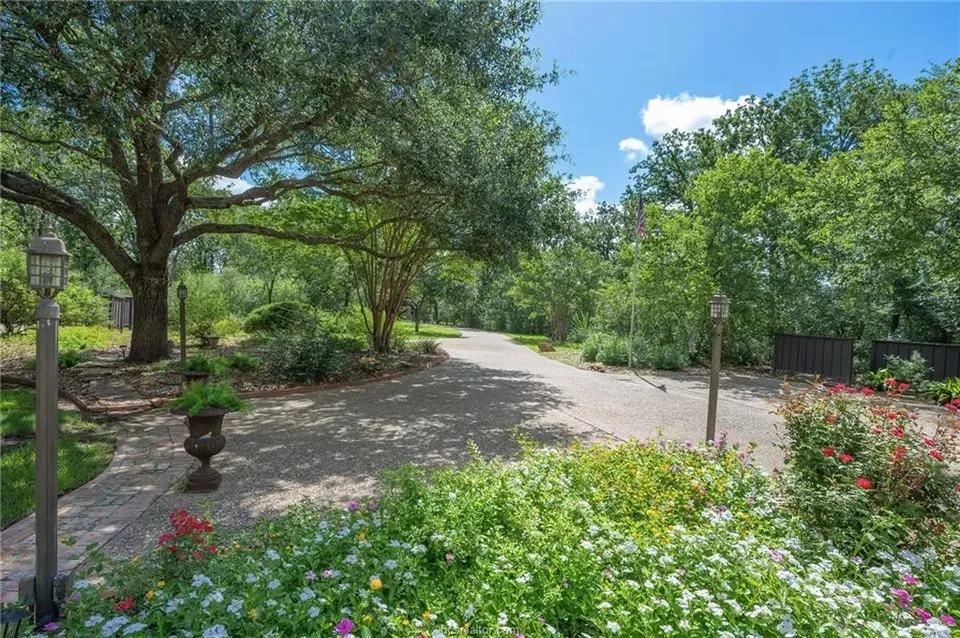 5 Bed 4 Bath Established Mid-Century Residence in College Station, TX - 2