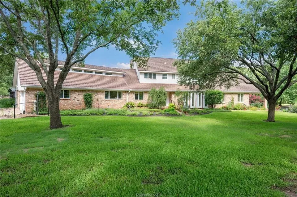 5 Bed 4 Bath Established Mid-Century Residence in College Station, TX - 3