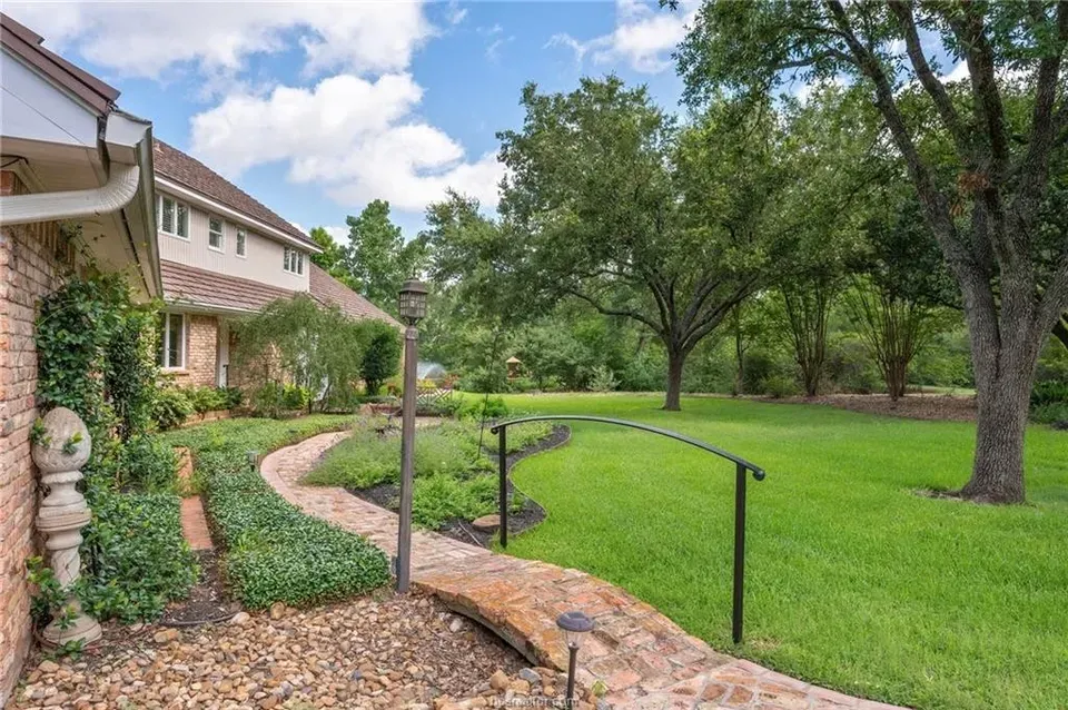 5 Bed 4 Bath Established Mid-Century Residence in College Station, TX - 4