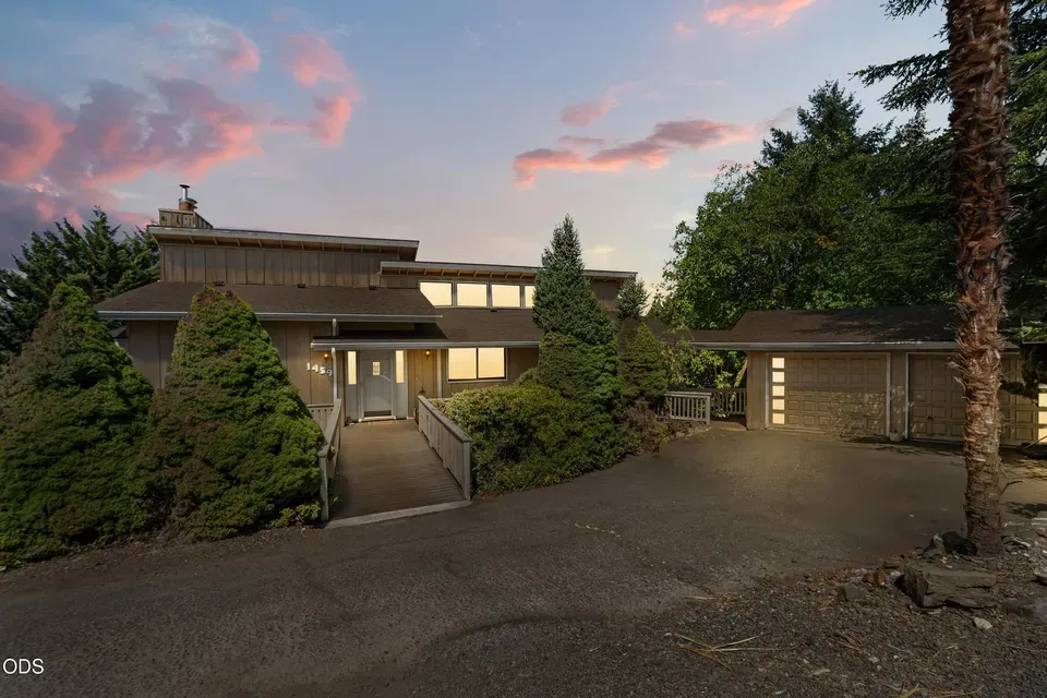 5 Bed 4 Bath Established Mid-Century Residence in Medford, OR