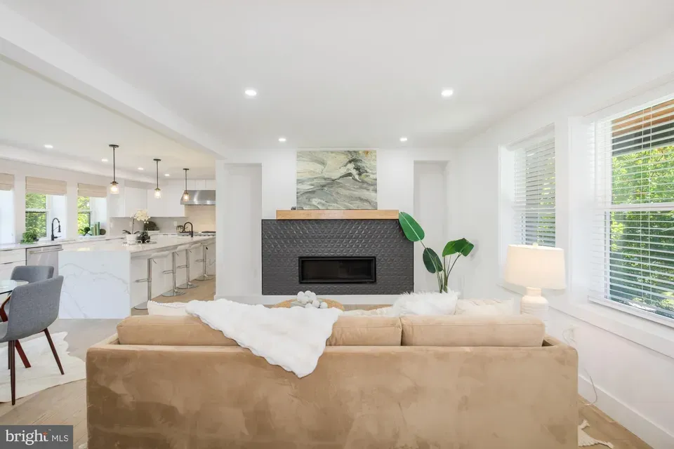 5 Bed 4 Bath Modern Contemporary Residence in Bethesda, MD - 3