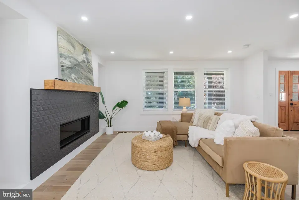 5 Bed 4 Bath Modern Contemporary Residence in Bethesda, MD - 4