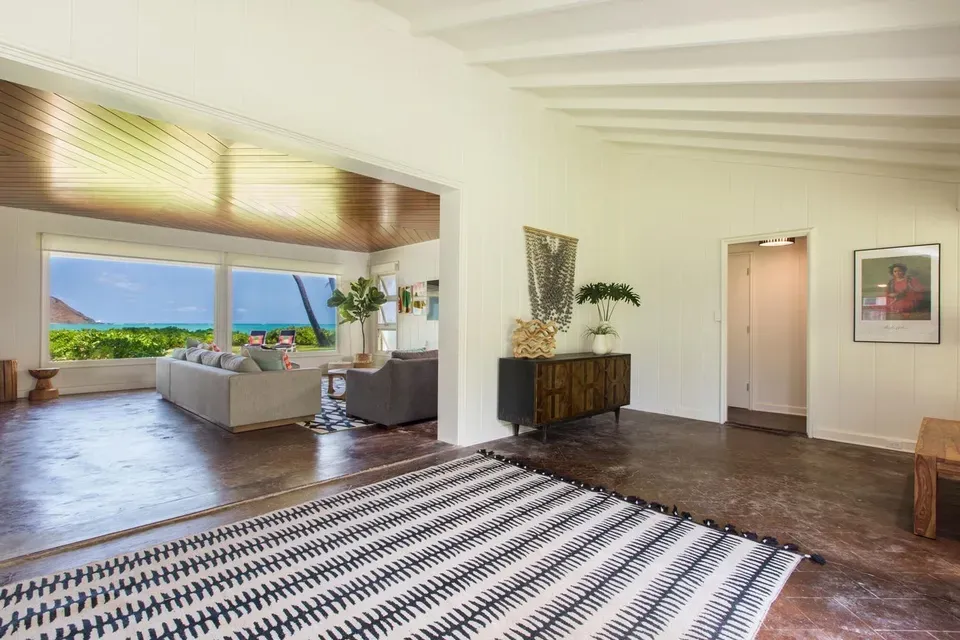 5 Bed 4 Bath Modern Contemporary Residence in Kailua, HI