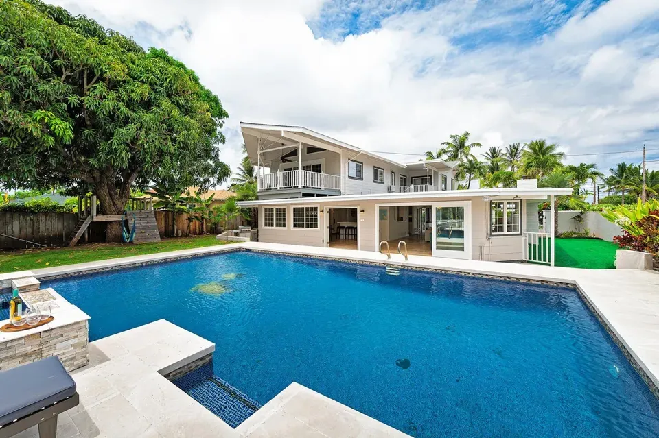 5 Bed 4 Bath Modern Contemporary Residence in Kailua, HI