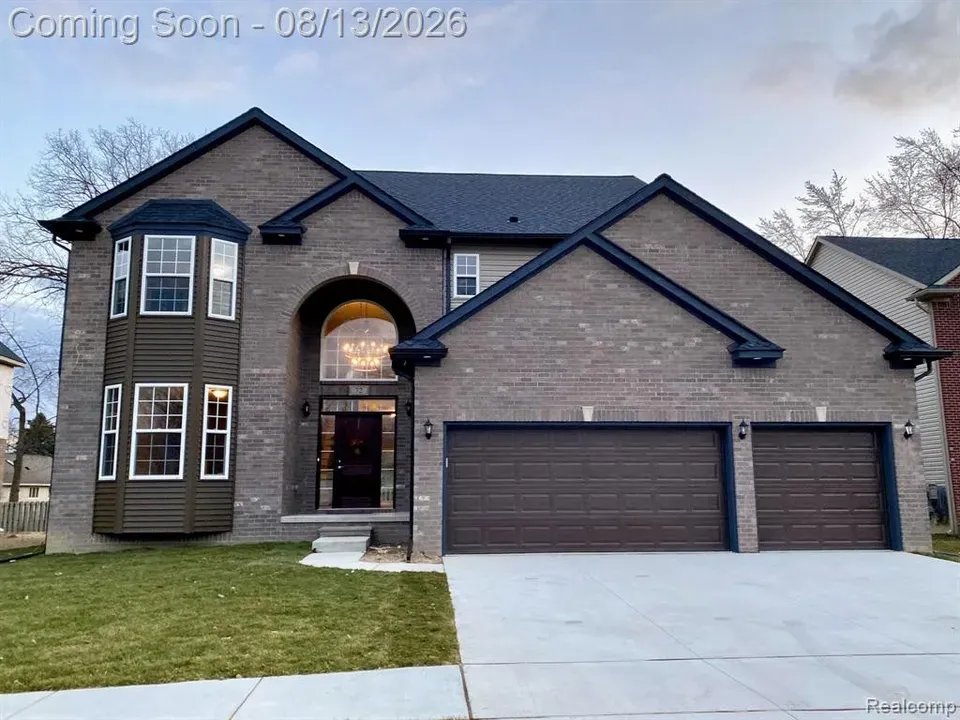 5 Bed 4 Bath Modern Contemporary Residence in Troy, MI