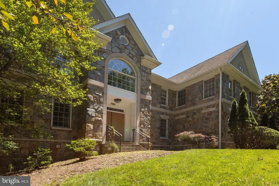 5 Bed 4 Bath Traditional Suburban Family Home in Bethesda, MD - 1