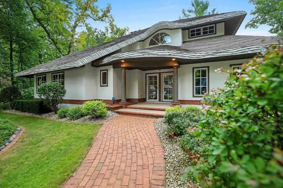 5 Bed 4 Bath Traditional Suburban Family Home in Green Bay, WI - 1