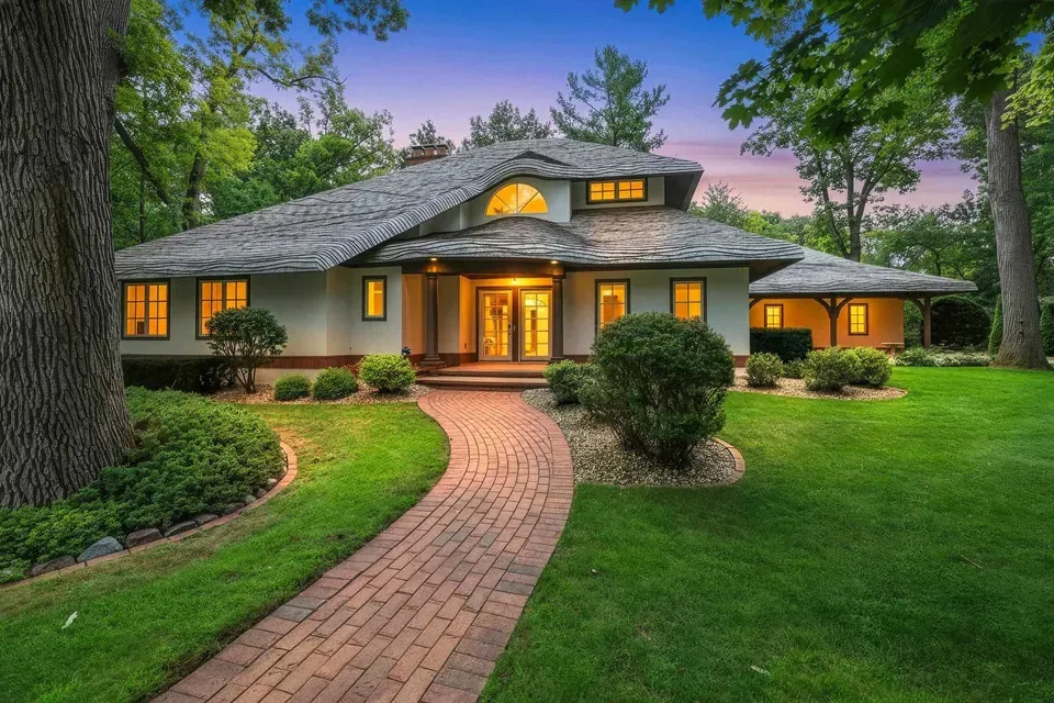 5 Bed 4 Bath Traditional Suburban Family Home in Green Bay, WI - 2