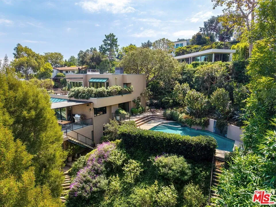 5 Bed 4 Bath Traditional Suburban Family Home in Los Angeles, CA - 1