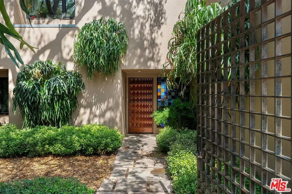 5 Bed 4 Bath Traditional Suburban Family Home in Los Angeles, CA - 2